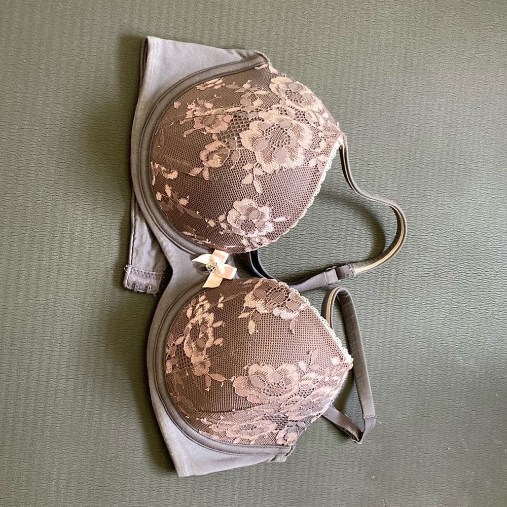 34C EUC VS lined demi charcoal gray with iridescent lace overlay on cups